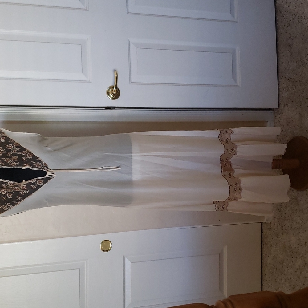 Night Gown and Robe from Yugoslavia  EU Sz 48. Brand Pounce. 1940's